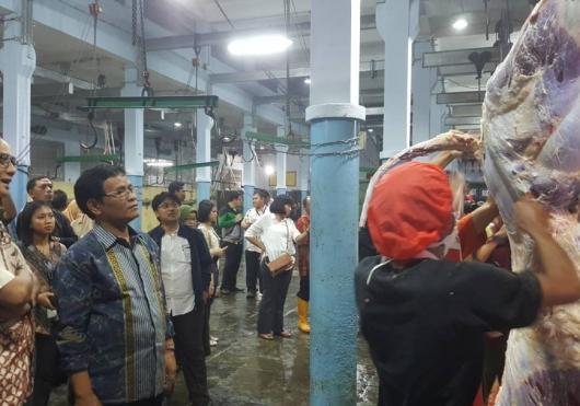 Jaga Ketersediaan Daging Sapi Jelang Ramadhan, Dirjen PKH Kementan Dan Tim Gabungan Sidak Ke Rph Dan Pasar Di Bandung